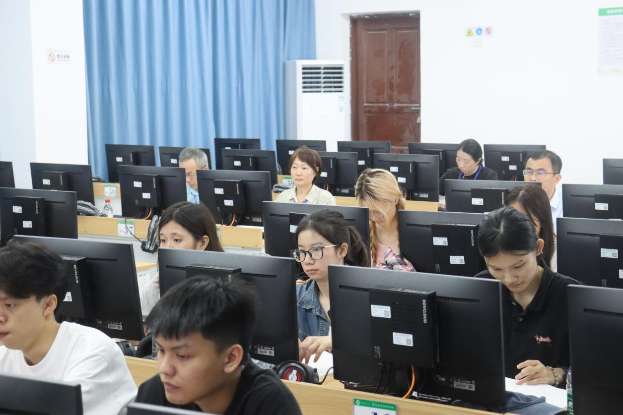 迎接评估促提升 抓牢质量强特色——校领导深入我院与学生同上开学第一课