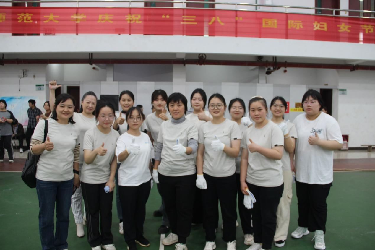 我院在“三八”国际妇女节拔河比赛中荣获佳绩