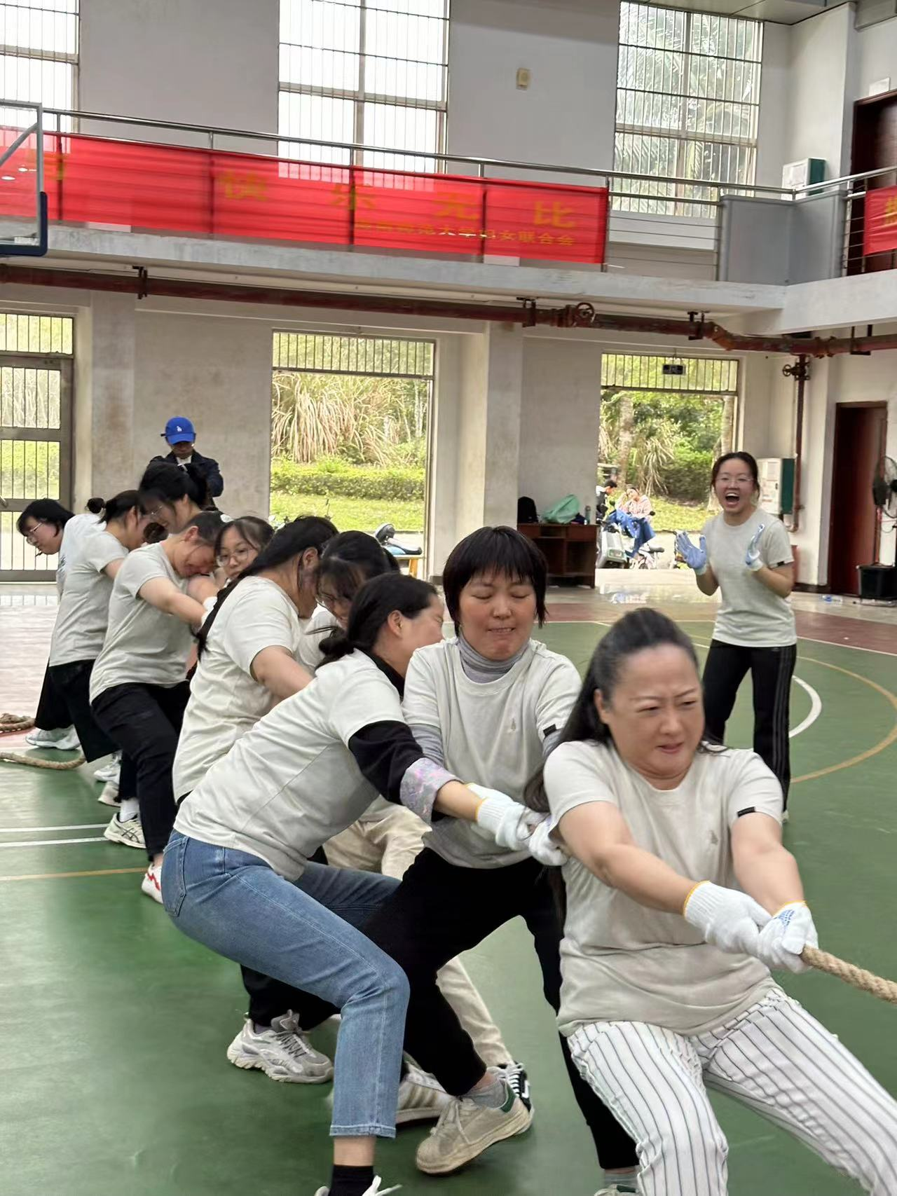 我院在“三八”国际妇女节拔河比赛中荣获佳绩