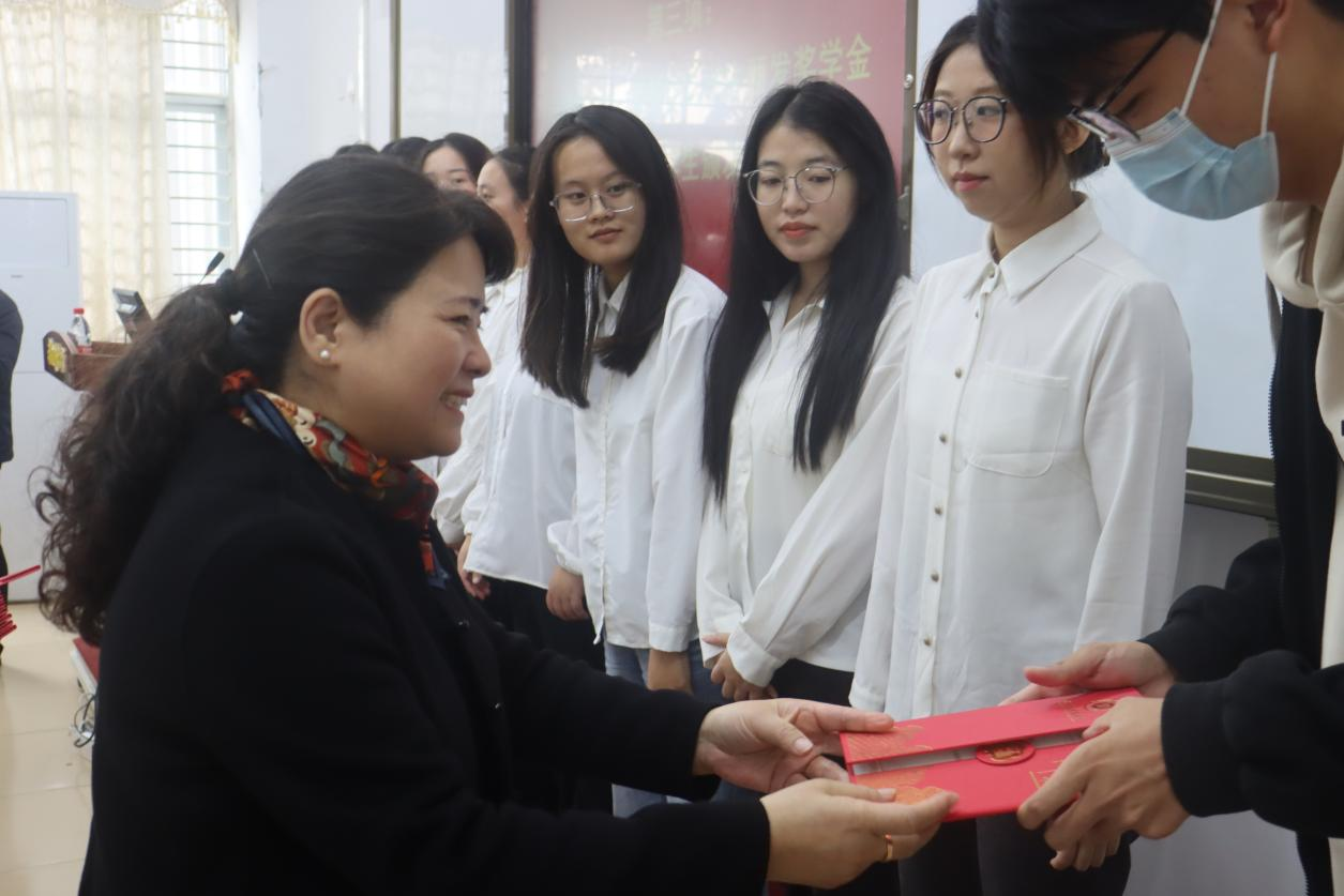 我院举行第三届“华税”奖助学金颁奖典礼