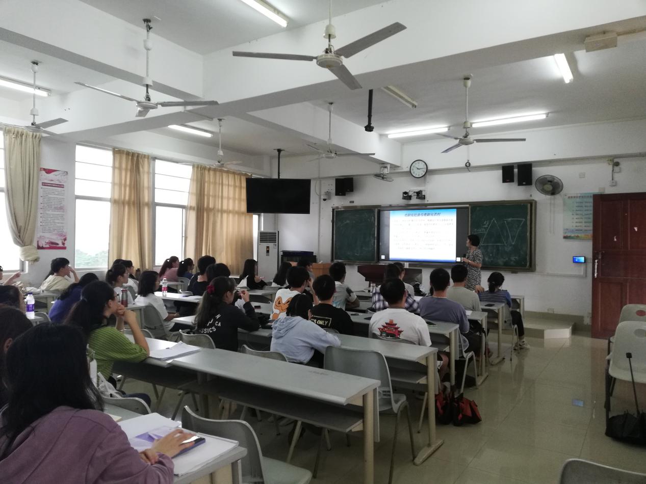 我院钟曼丽副教授做题为“外部智力支持机构参与农村养老的行动研究”讲座