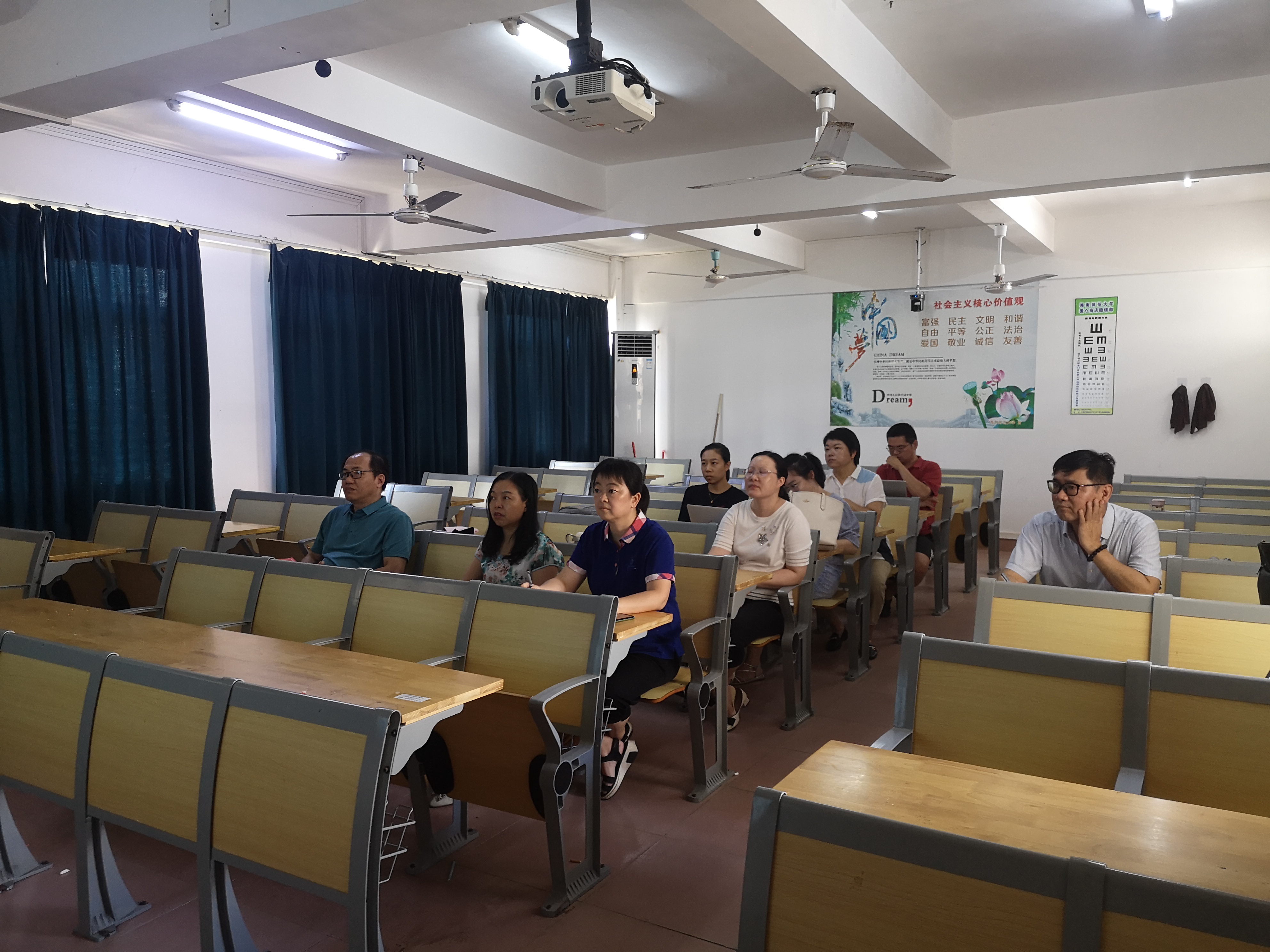 经济与管理学院开展第三批通识教育核心课中期检查工作