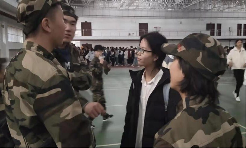 关怀致新生，寒冬送温情 ——记经济与管理学院学生第一党支部成员慰问新生军训