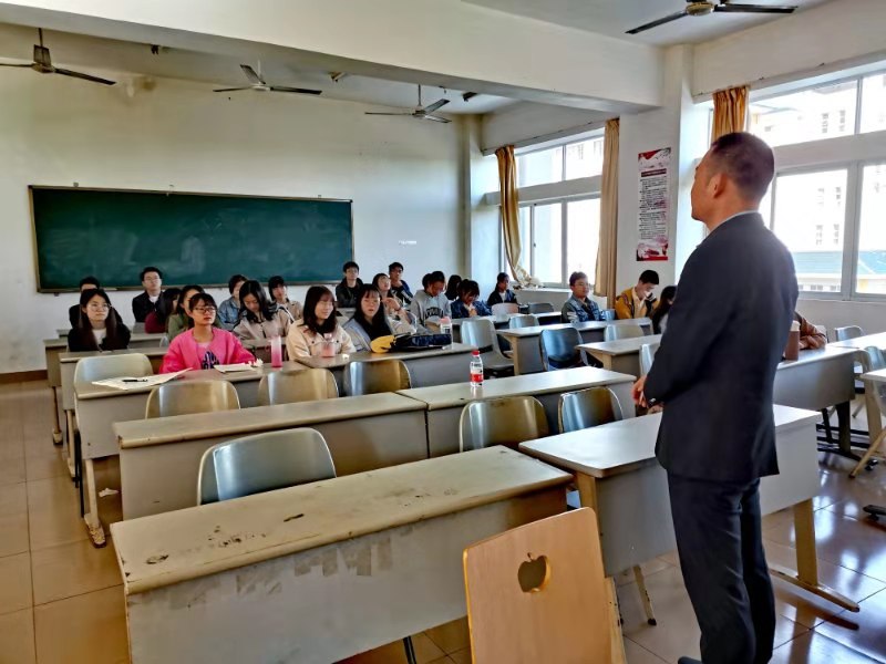 我院甘小军副院长做《中国经济增长的经验与俄罗斯经济改革失败的教训》的讲座