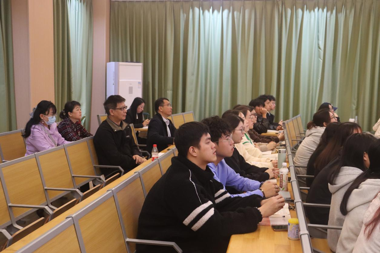 校领导检查我院开学工作并深入课堂听课