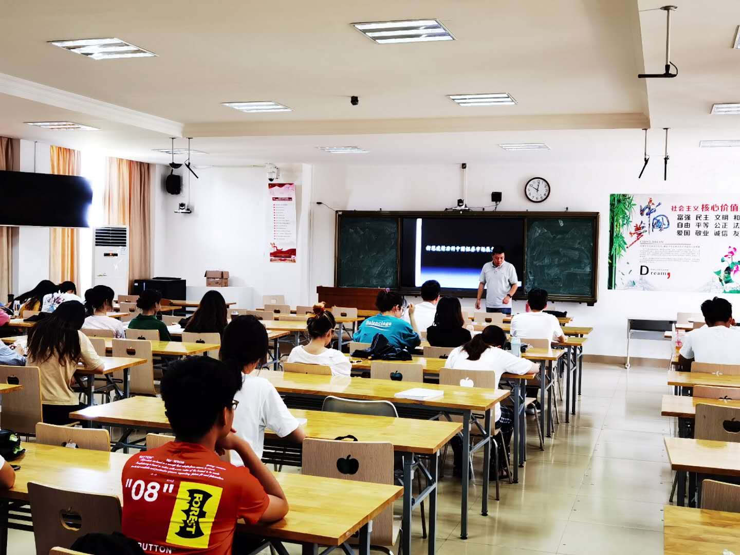 我院赵豫蒙老师做题为《新冠疫情后的中国证券市场展望》的讲座