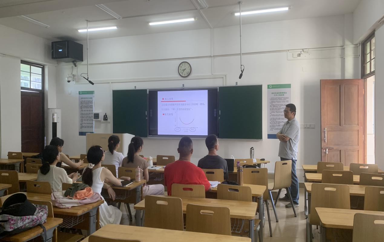 院领导检查开学工作并深入课堂听课