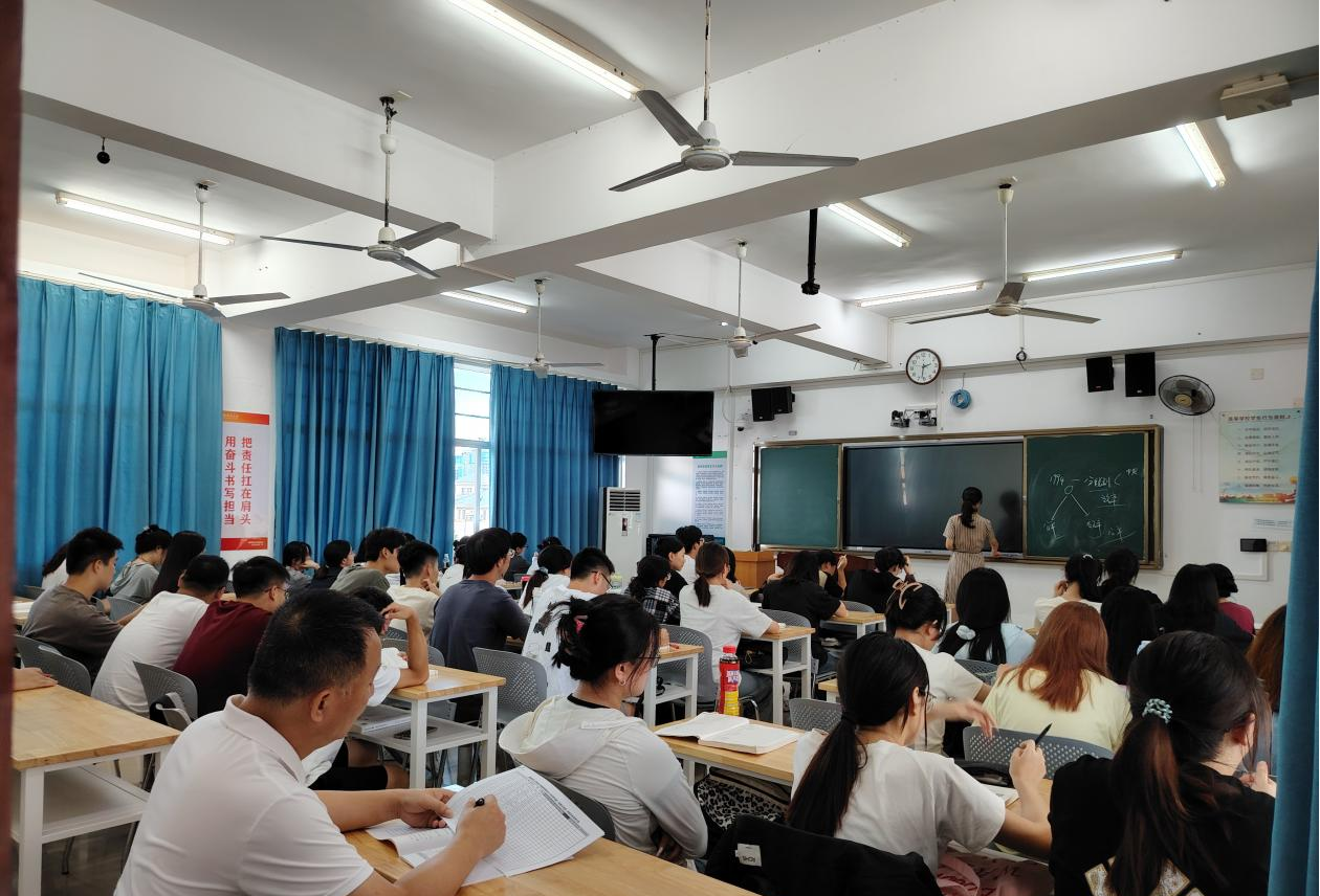 院领导检查开学工作并深入课堂听课