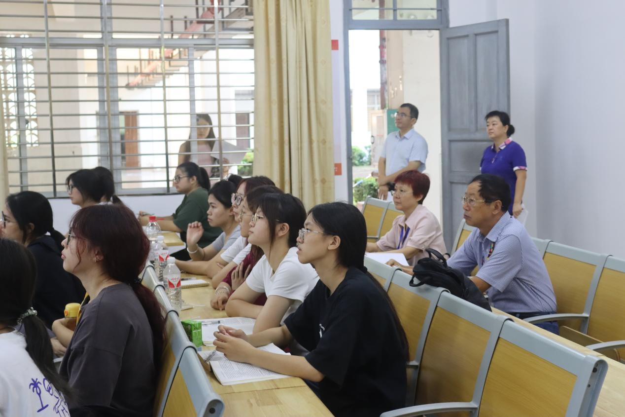 院领导检查开学工作并深入课堂听课