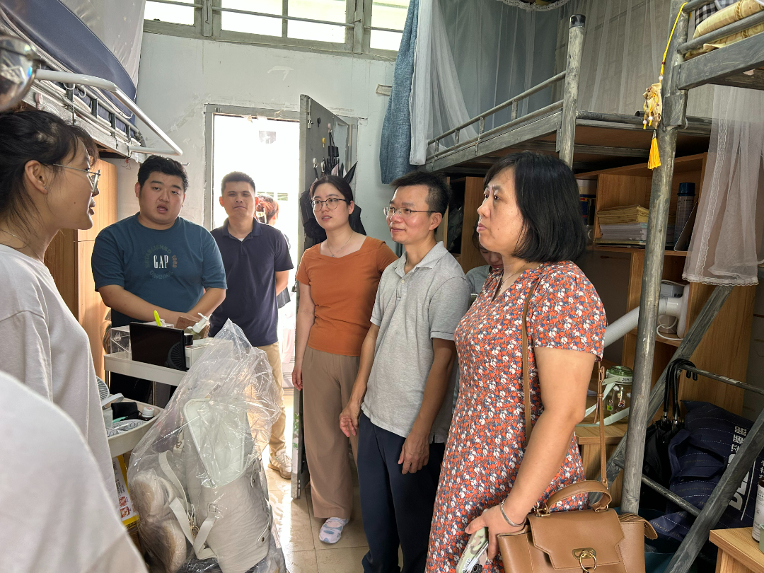 关怀入寝，情系学生——学院领导老师深入走访学生宿舍