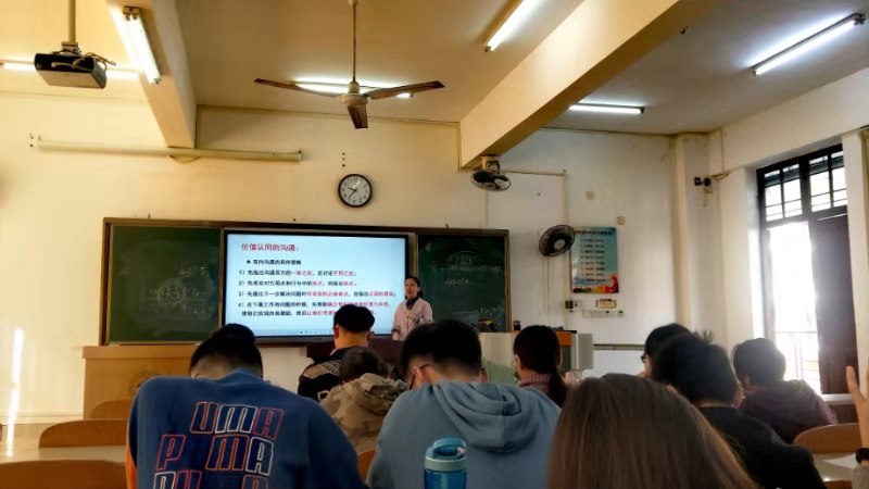我院吴娅雄副教授做题为《管理沟通中信息的组织与优化策略分析》的讲座