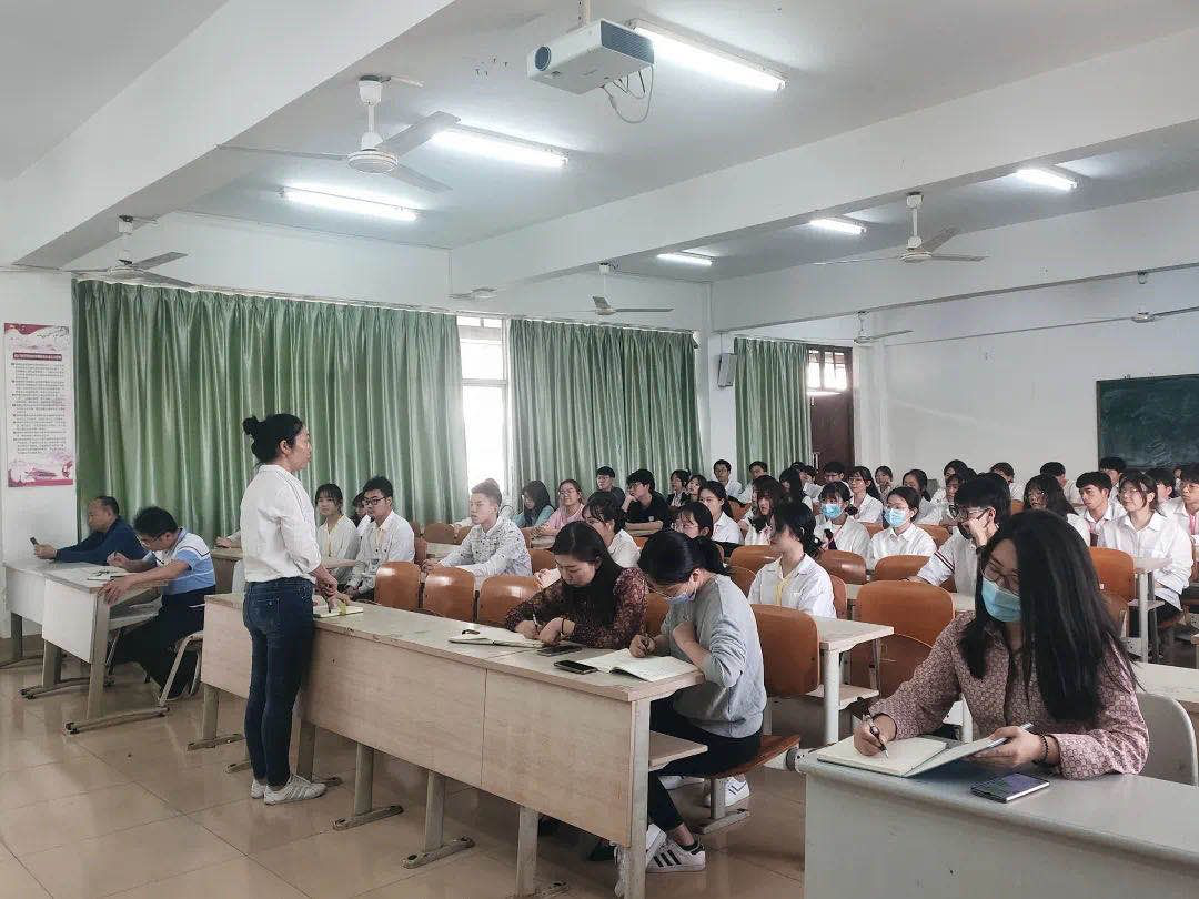   经济与管理学院召开新学期学生干部大会