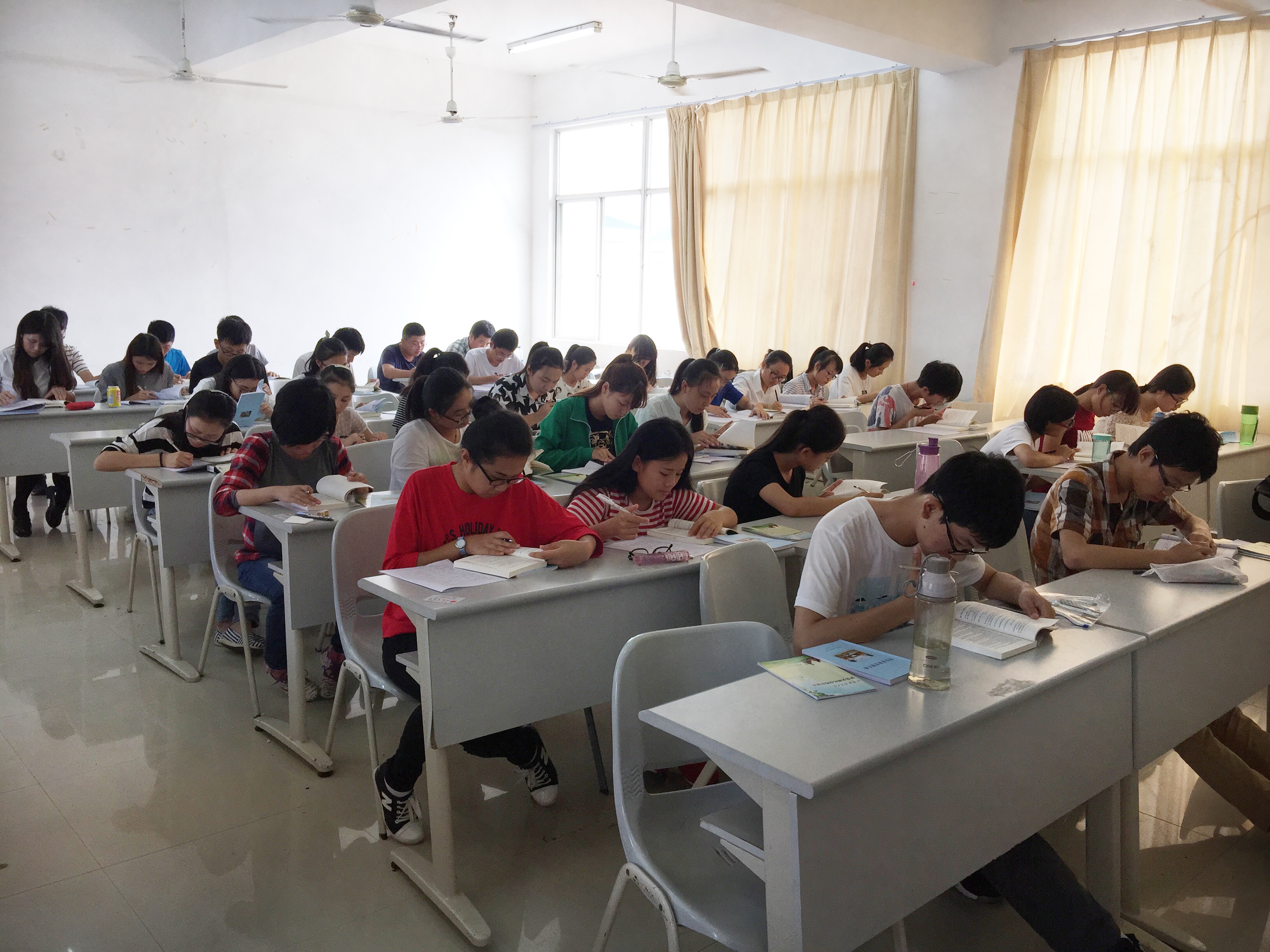 严于律己 明德知理--记经济与管理学院校规校纪校规考试