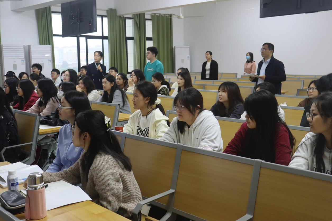 院领导检查开学工作并深入课堂听课