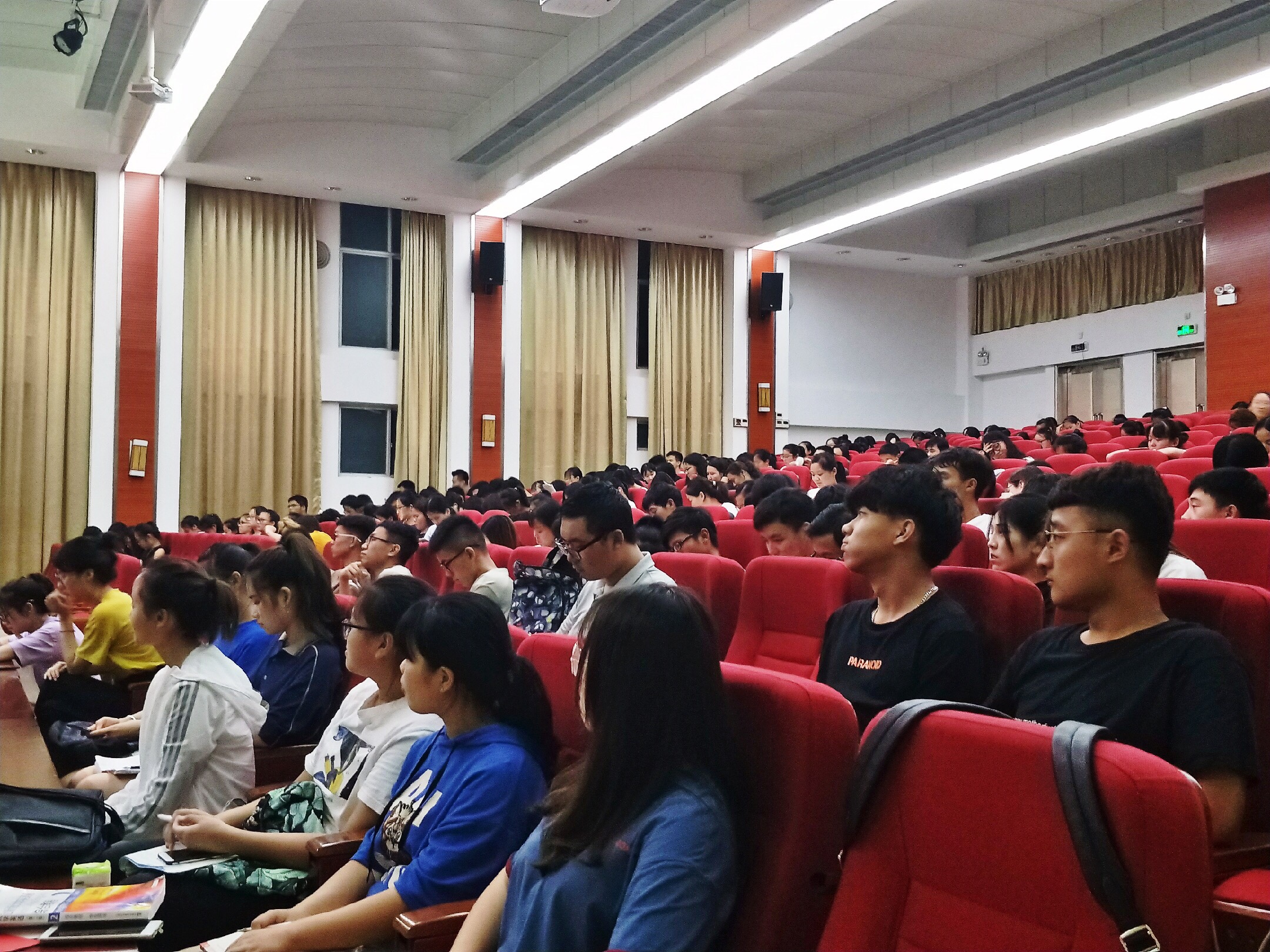  我院张云华副教授作题为“海南一区一港建设：精准定位与制度创新”报告