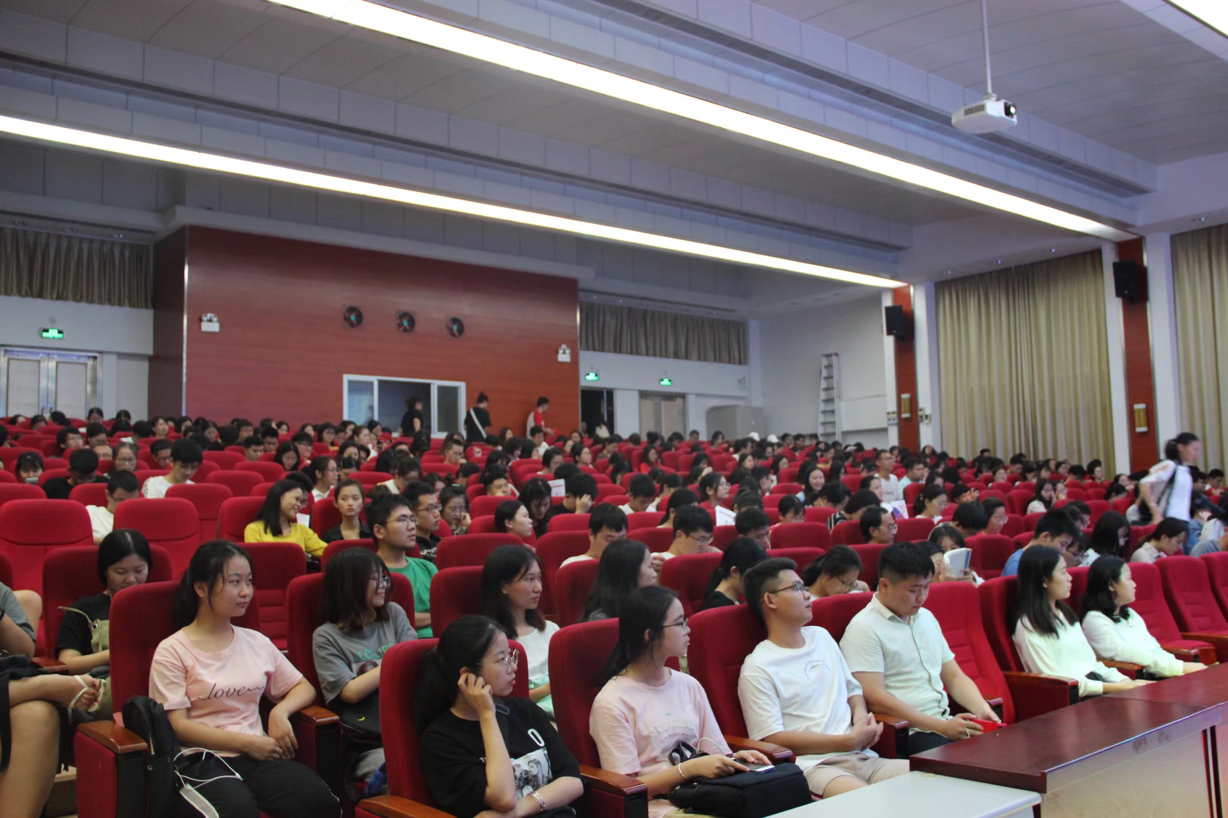 我院张云华副院长做题为《大学生科研素养的培养和毕业论文的撰写方式》的专题讲座