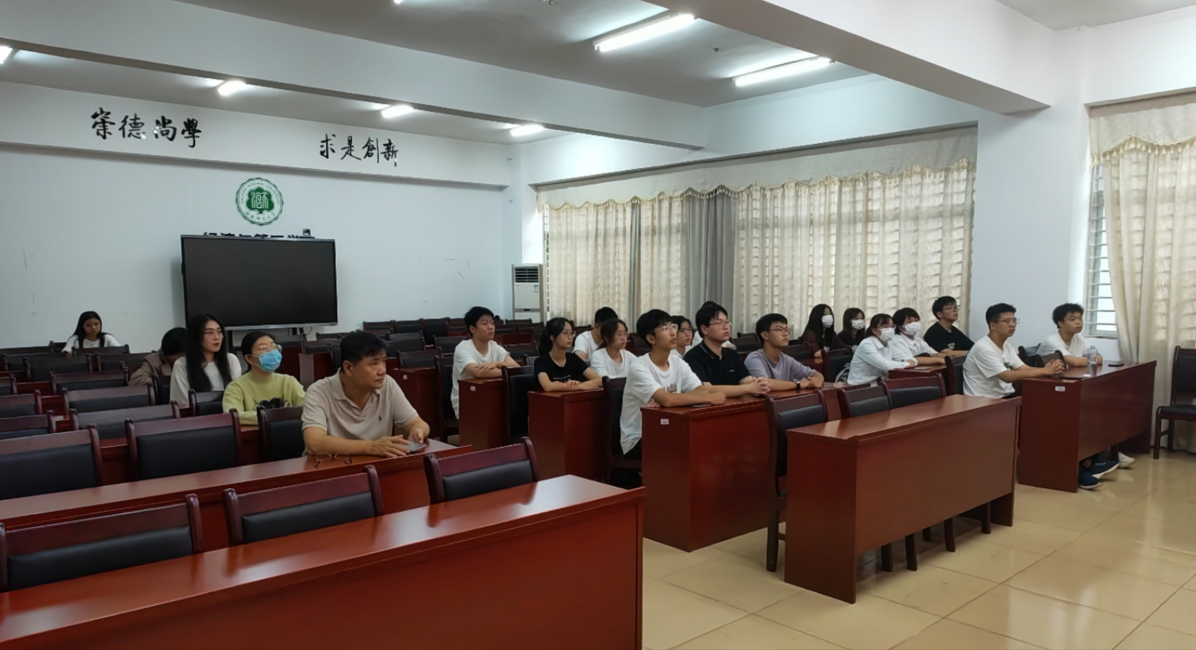 学院组织收看海南师范大学党的二十大精神宣讲团首场宣讲报告会