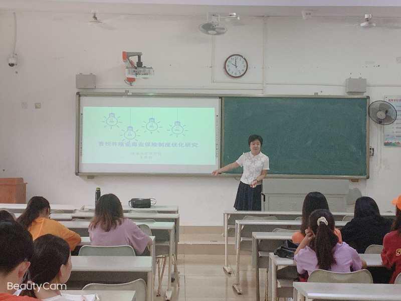 我院王圆圆博士做题为“畜牧养殖业商业保险制度优化研究”讲座