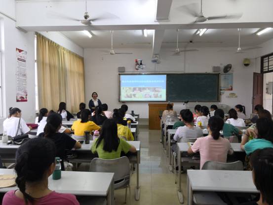 我院钟曼丽老师做题为《健全关爱农村老年妇女  社区服务体系的行动》的专题讲座