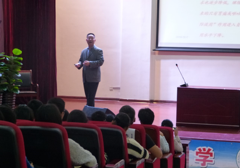 名师讲堂颇受益 艺术方法学经济——记经济与管理学院成功举办题为“经济学是一门艺术