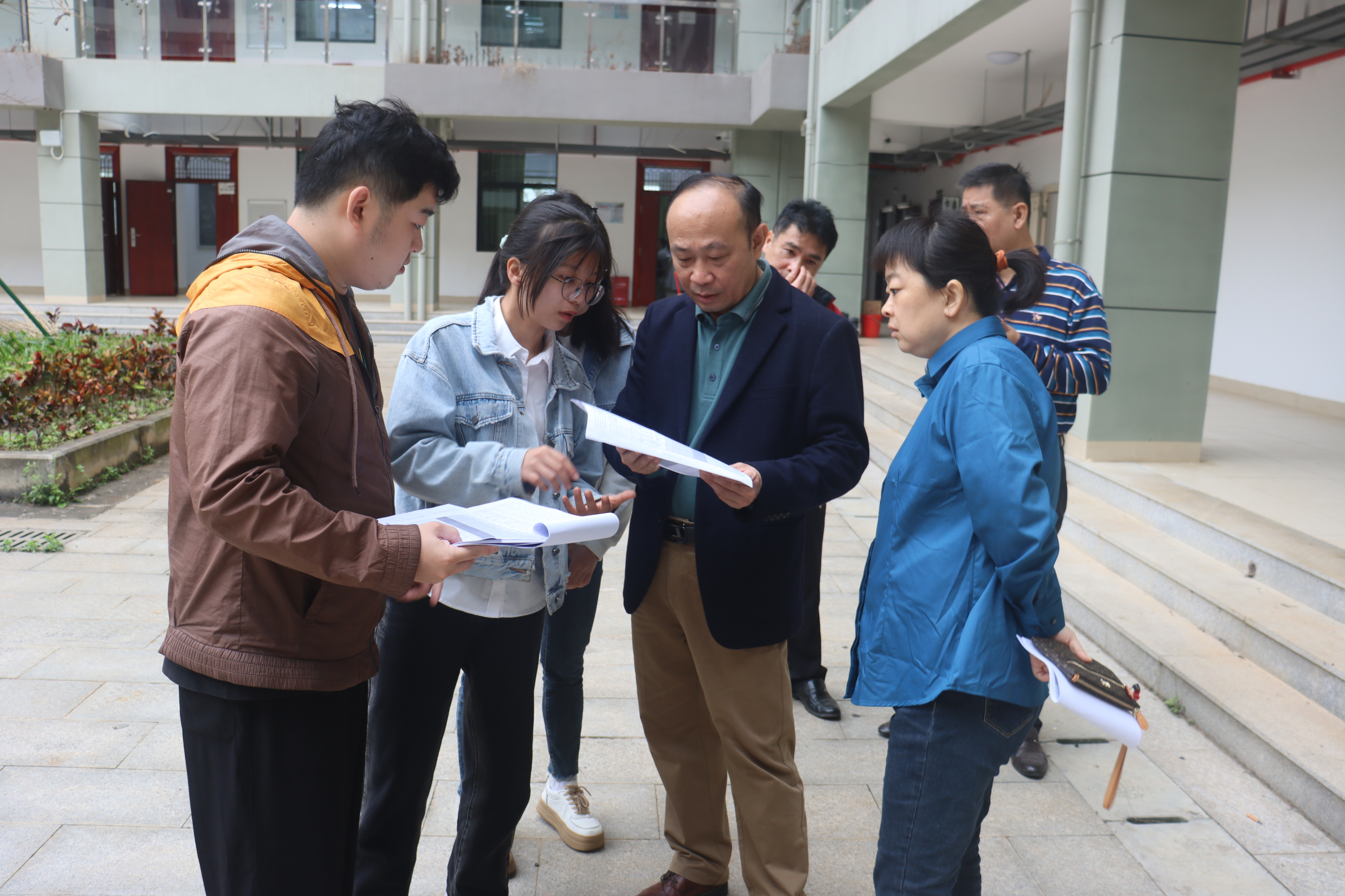 新学期 新阶段 新征程 ——学院领导深入新学期课堂开展查课工作