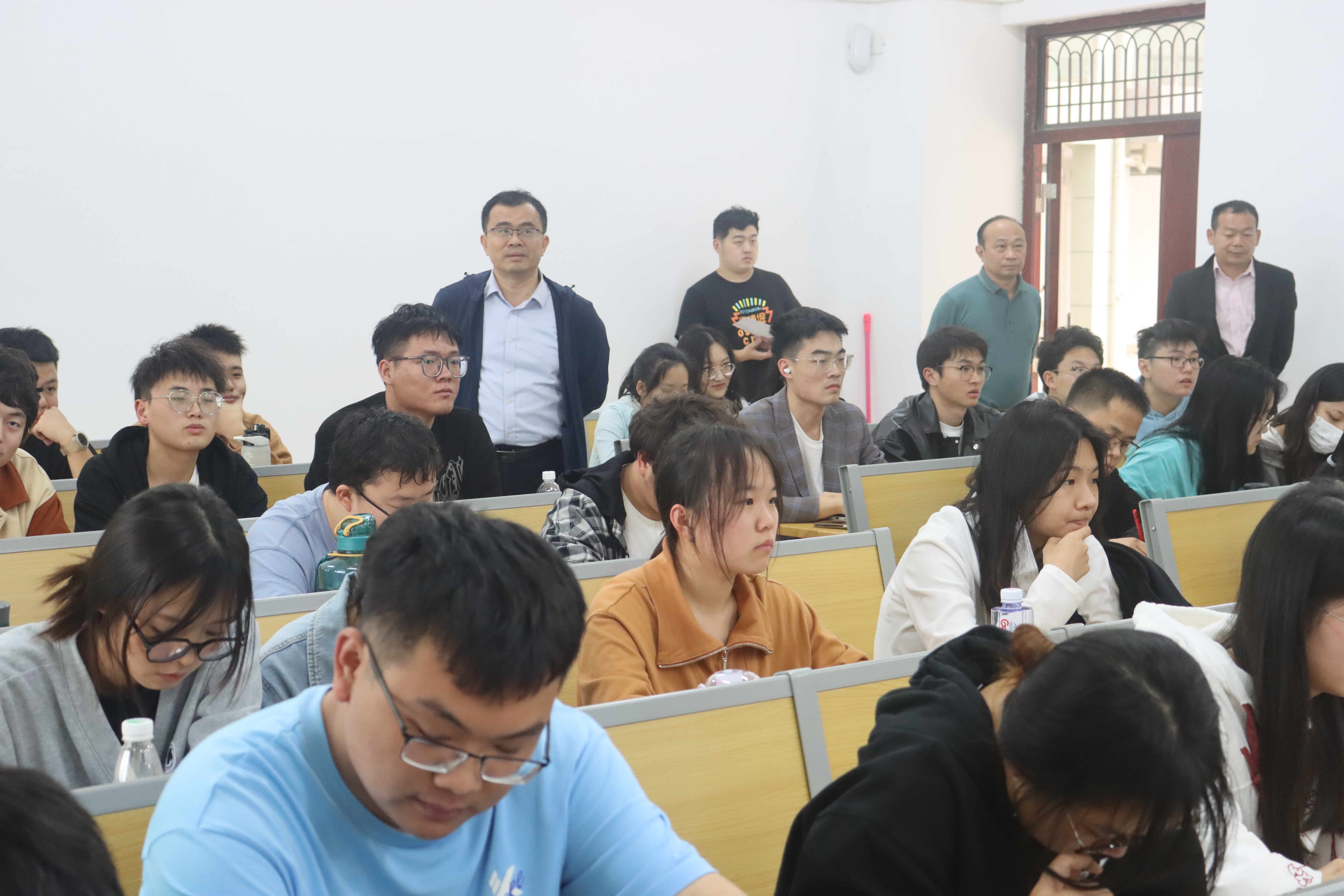 新学期 新阶段 新征程 ——学院领导深入新学期课堂开展查课工作