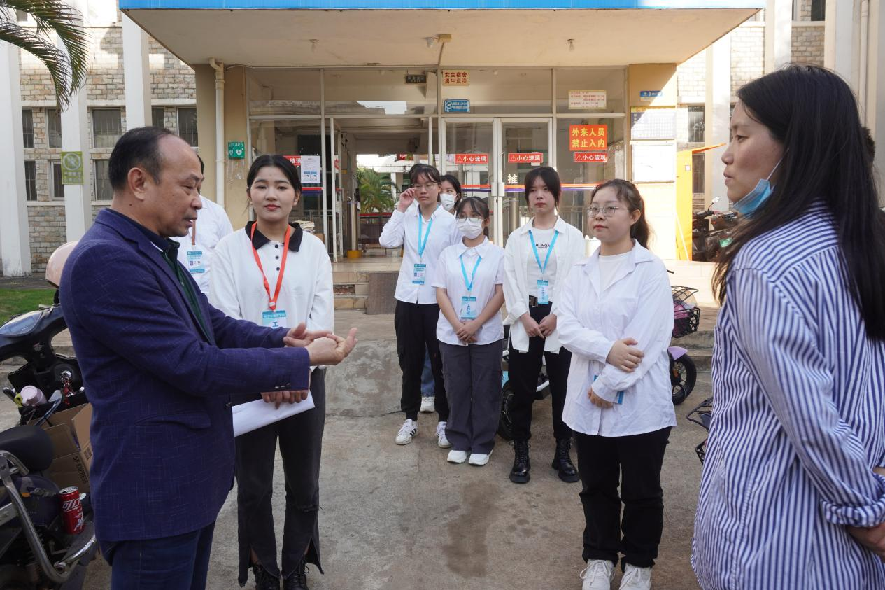 育人在心 “寓”见学子 ——学院领导携教师深入学生宿舍走访慰问