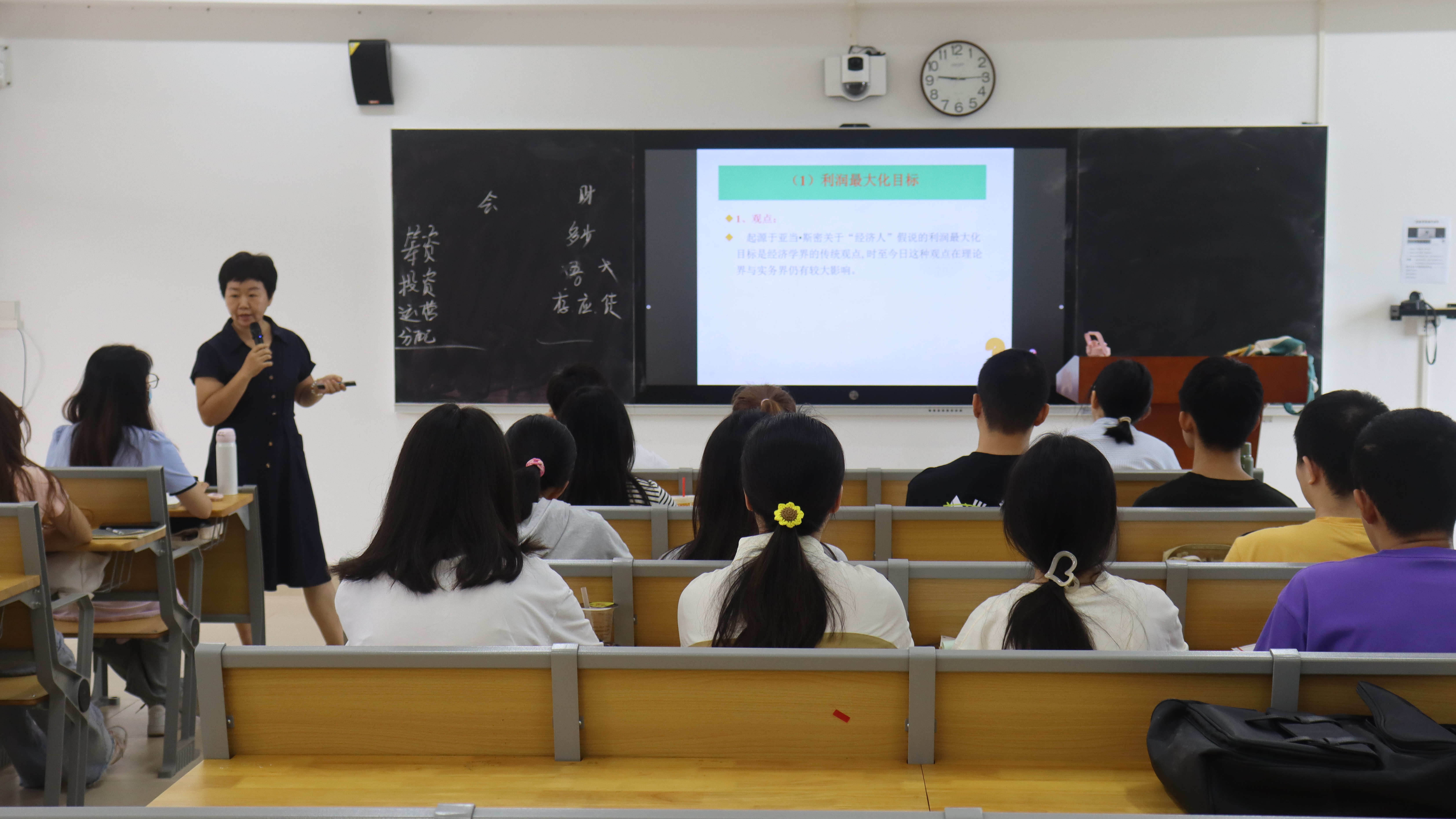聚焦课堂 深入一线 ——校领导深入我院与学生同上开学第一课