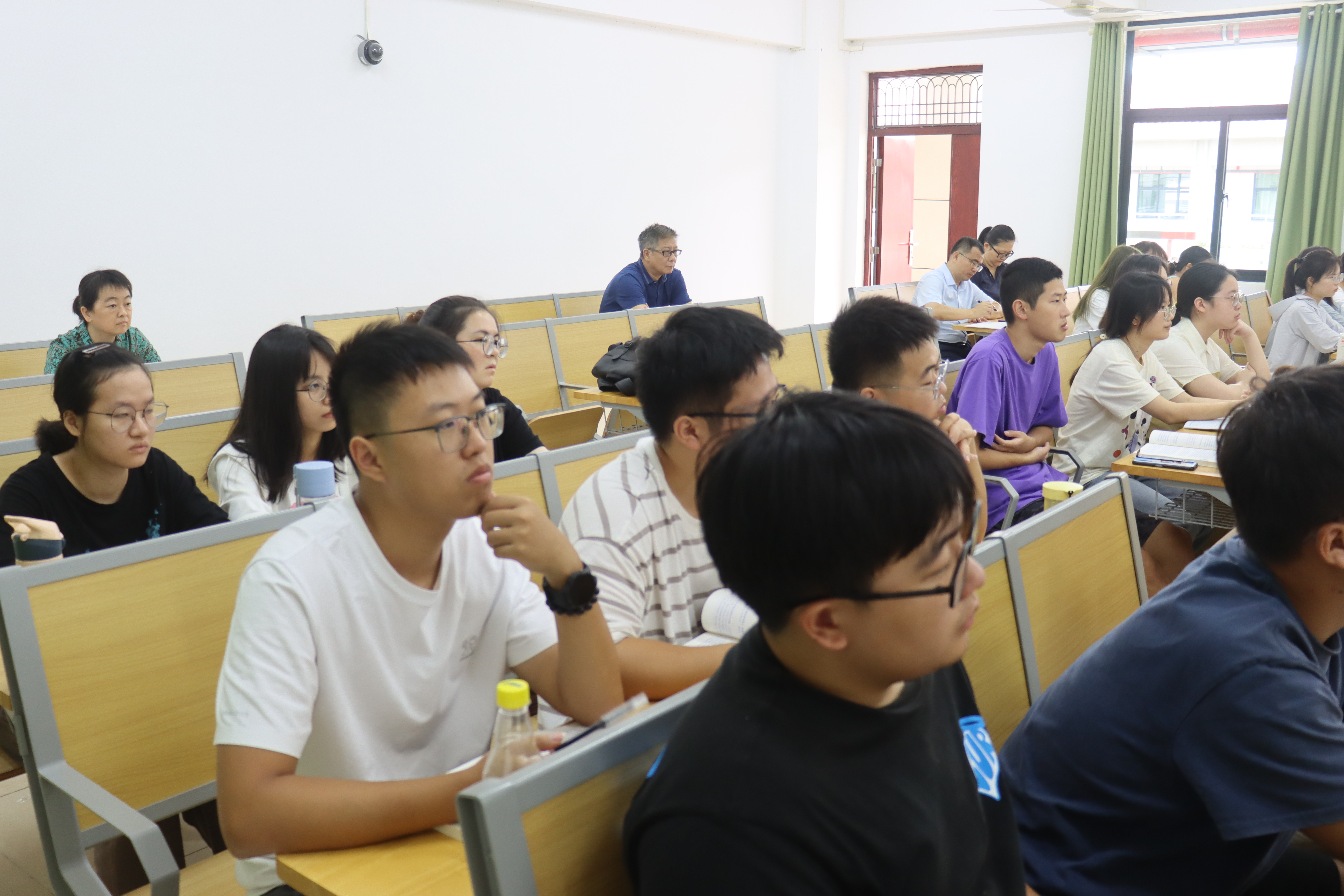 聚焦课堂 深入一线 ——校领导深入我院与学生同上开学第一课